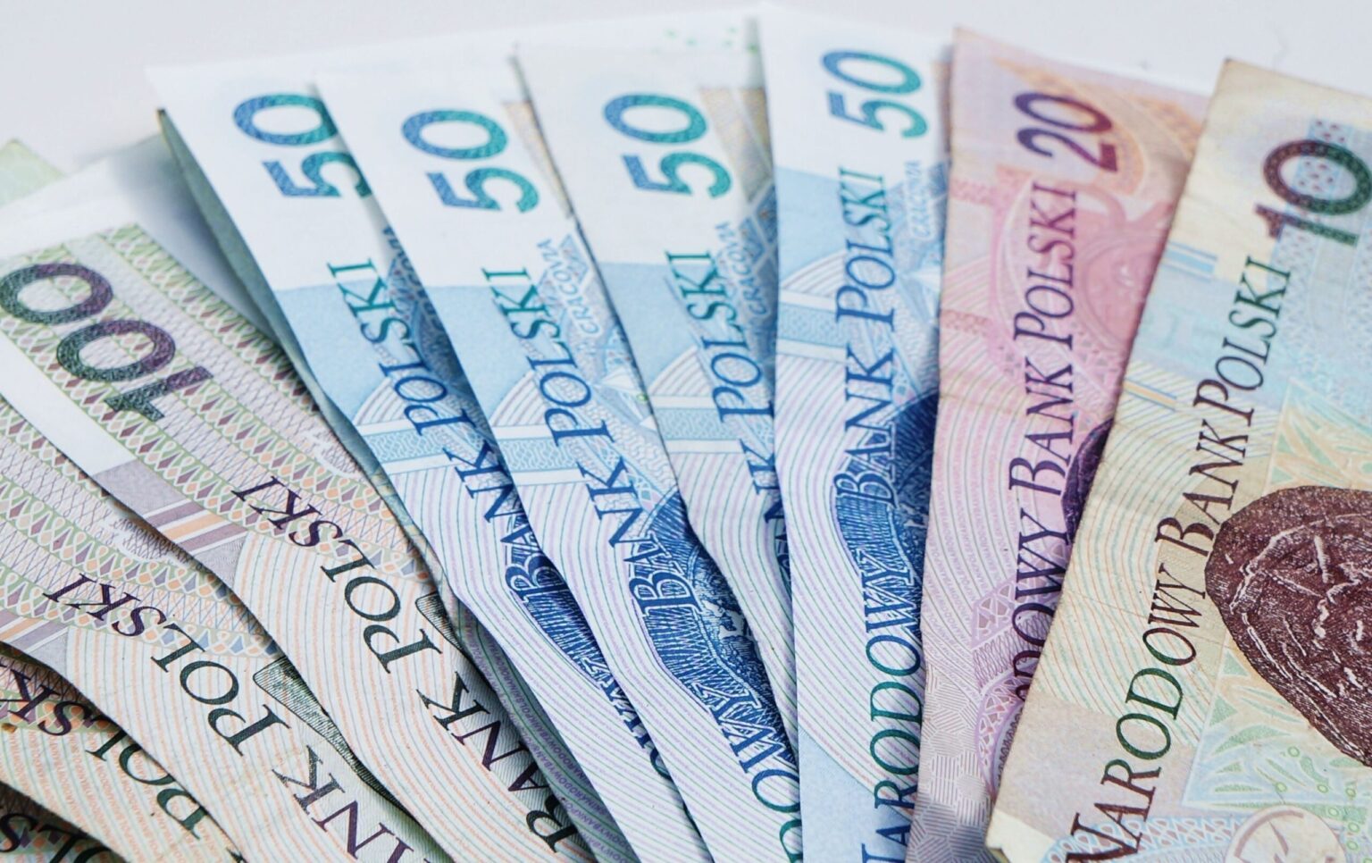 Czy w Żabce można wpłacić pieniądze – wpłata gotówki na konto krok po kroku czy w zabce mozna wplacic pieniadze